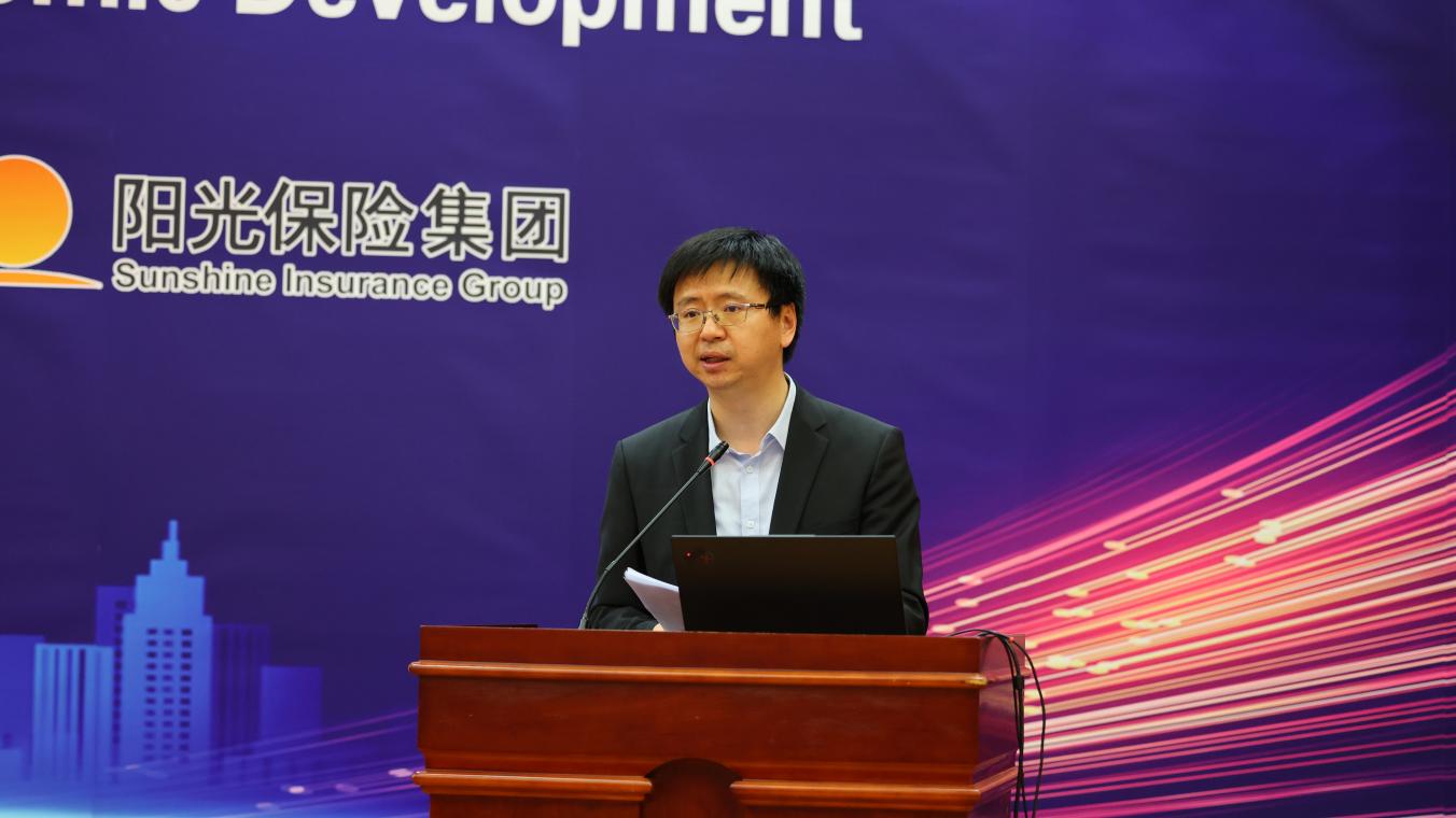 图2:周桦经理主持会议