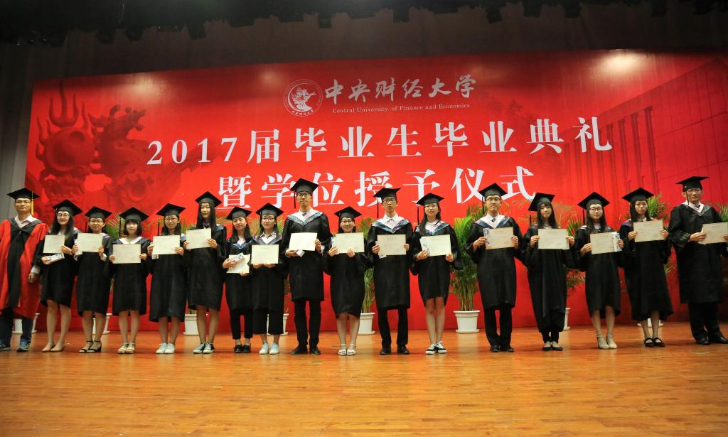 副经理周明为校级优秀毕业生颁奖