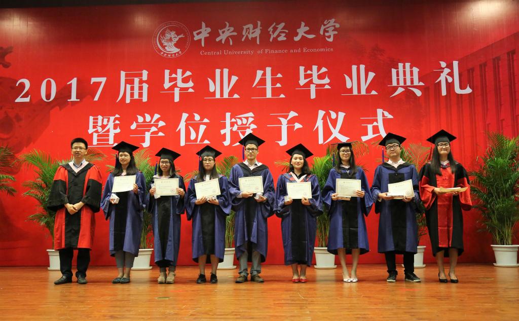 副经理周桦为校级优秀硕士毕业生颁奖