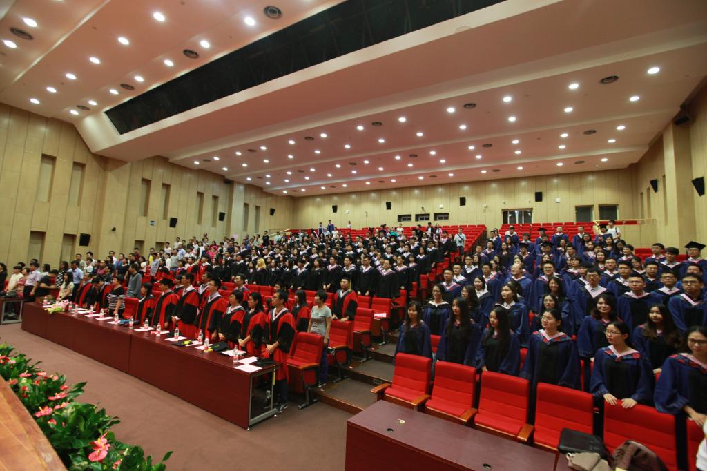 全体起立,奏唱国歌