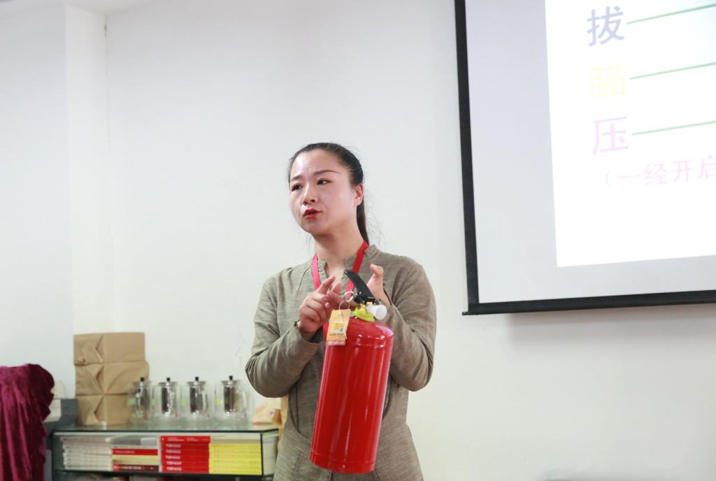 路老师示范使用灭火器
