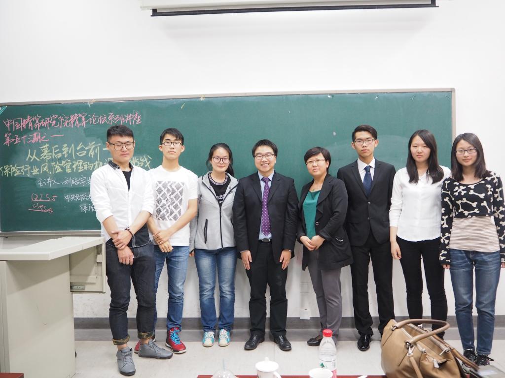 演讲嘉宾与工作人员合影留念