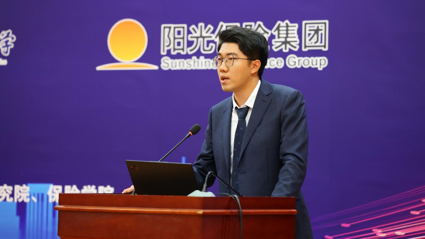 图8:获奖员工代表李天俊发表获奖感言