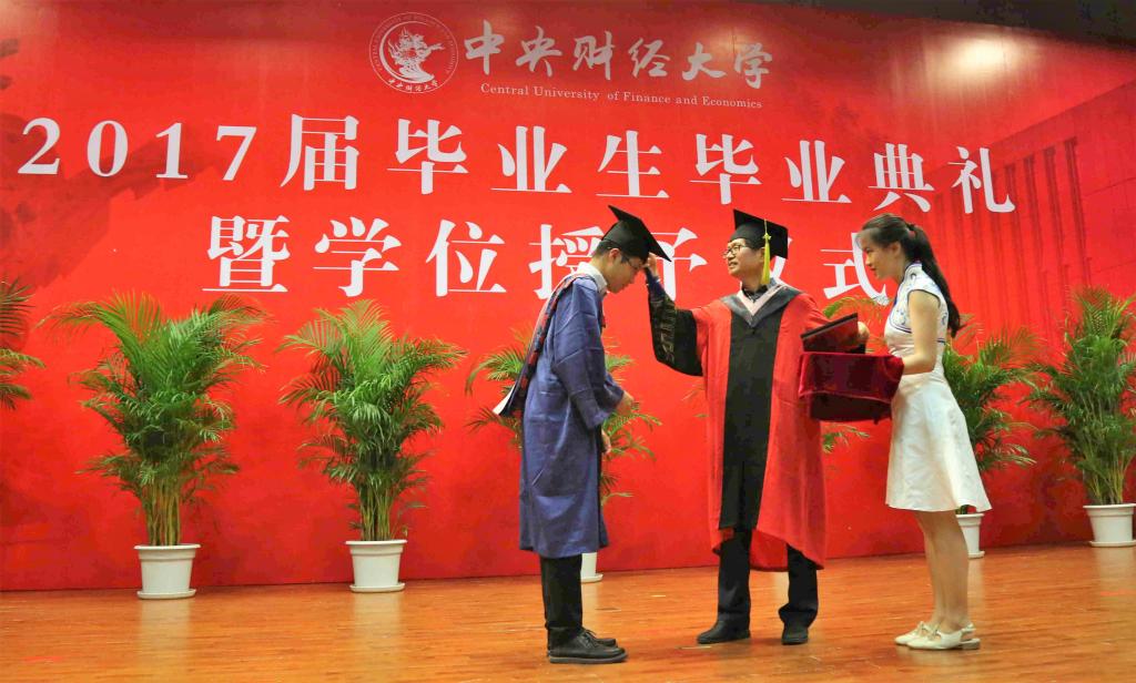 经理李晓林教授为毕业生拨穗,并颁发毕业证书